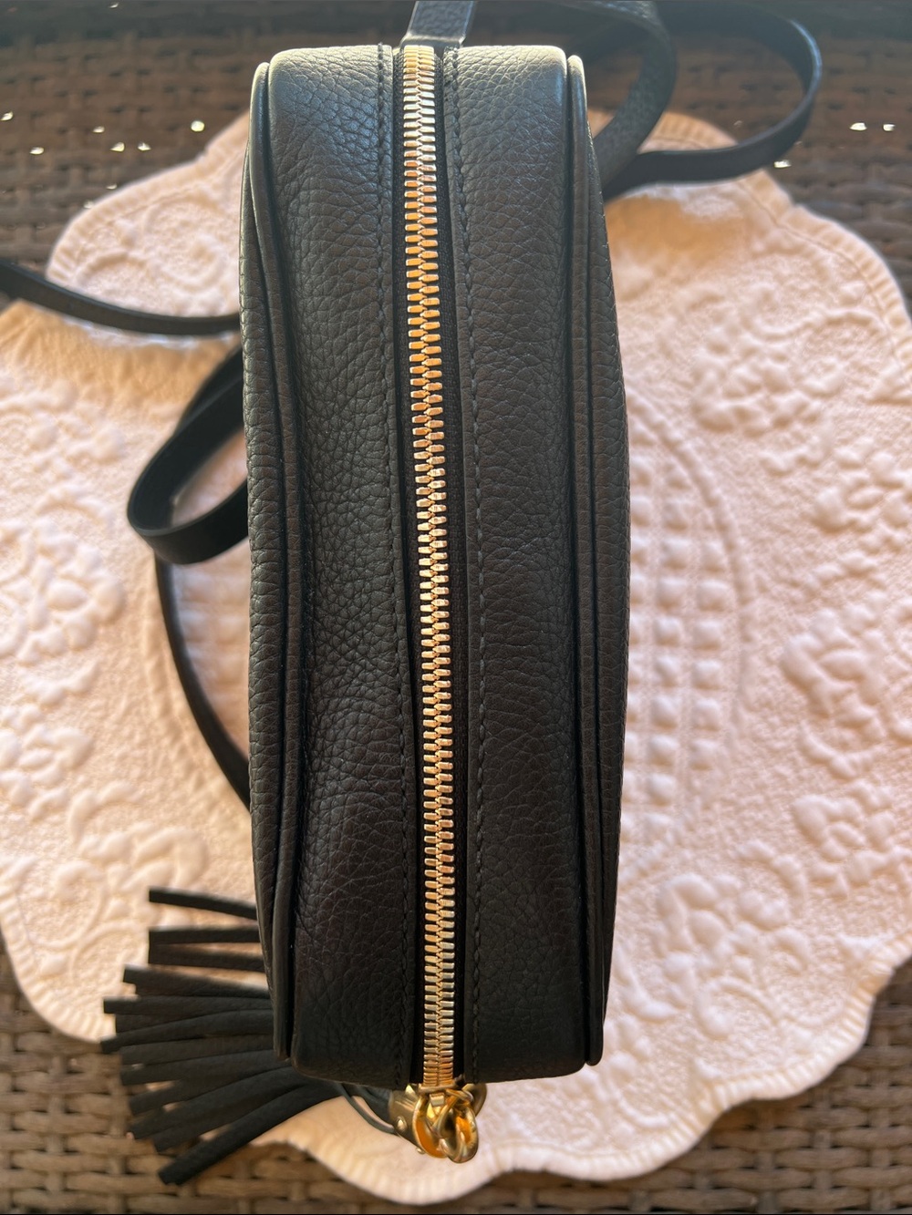 Gucci SoHo Disco Black pebbled Leather Crossbody w/ gold hardware & liner - Picture 4 of 15